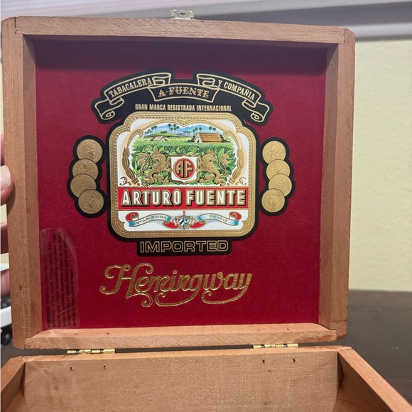 Classic Hemingway Cigar Wooden Box - Picture 8 of 10